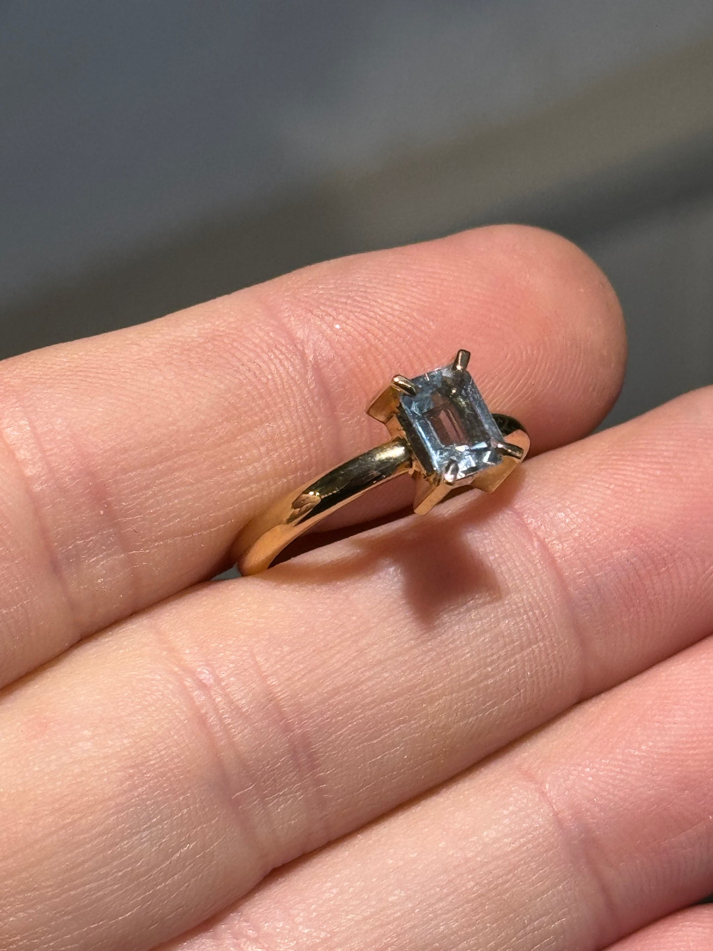 Aquamarine Claw yellow gold ring.