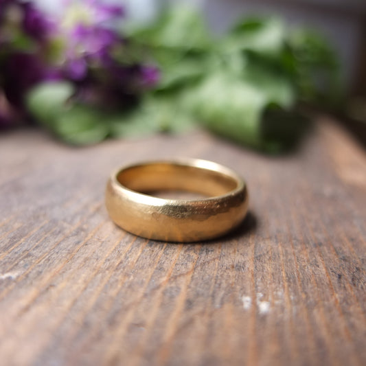 18ct yellow gold 6mm matt carved court wedding band