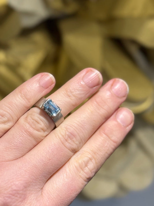 Aquamarine 18ct white gold ring