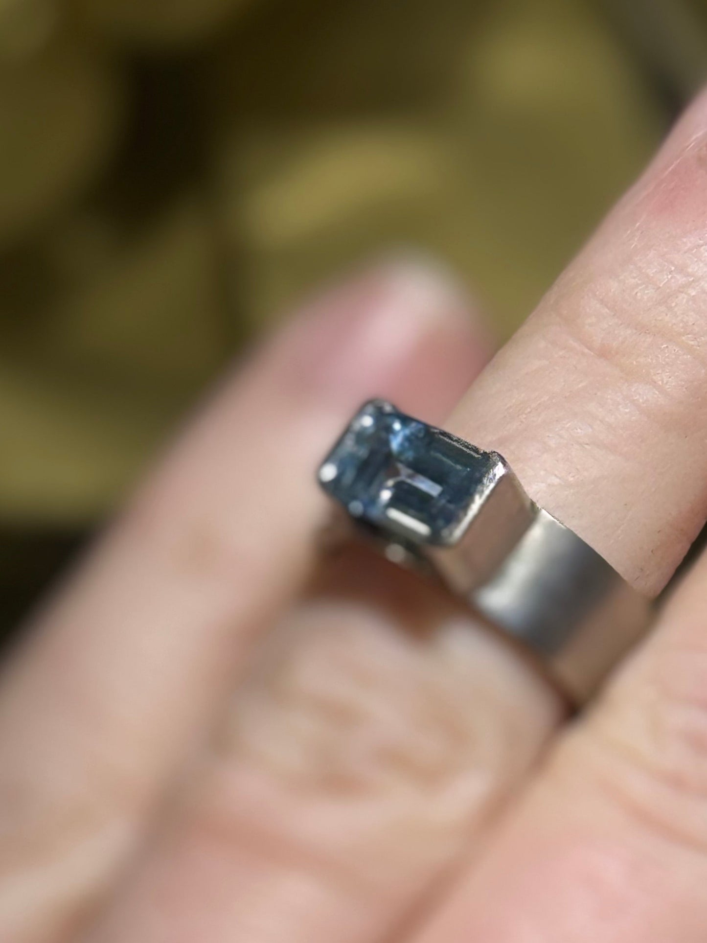 Aquamarine 18ct white gold ring