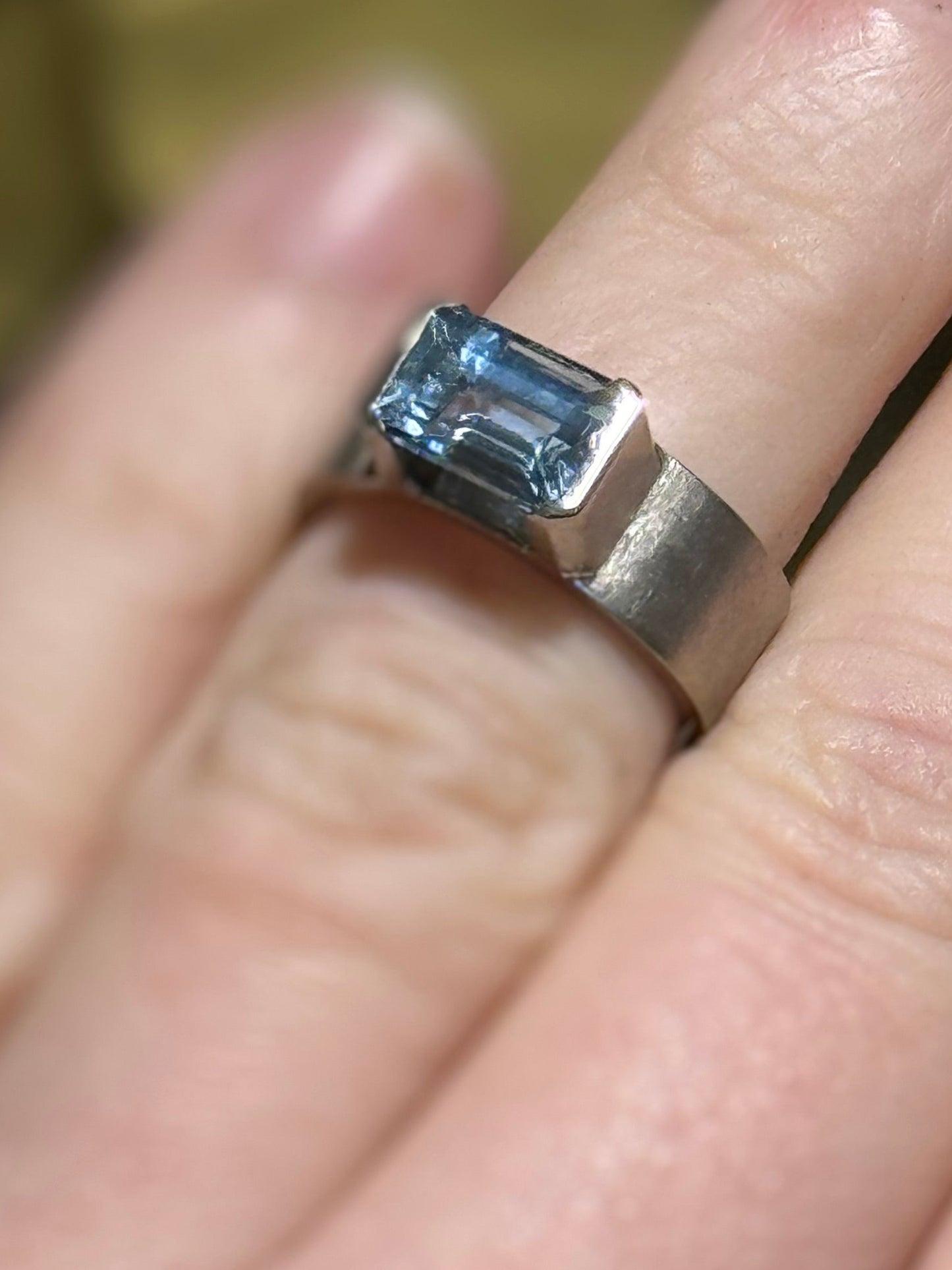 Aquamarine 18ct white gold ring