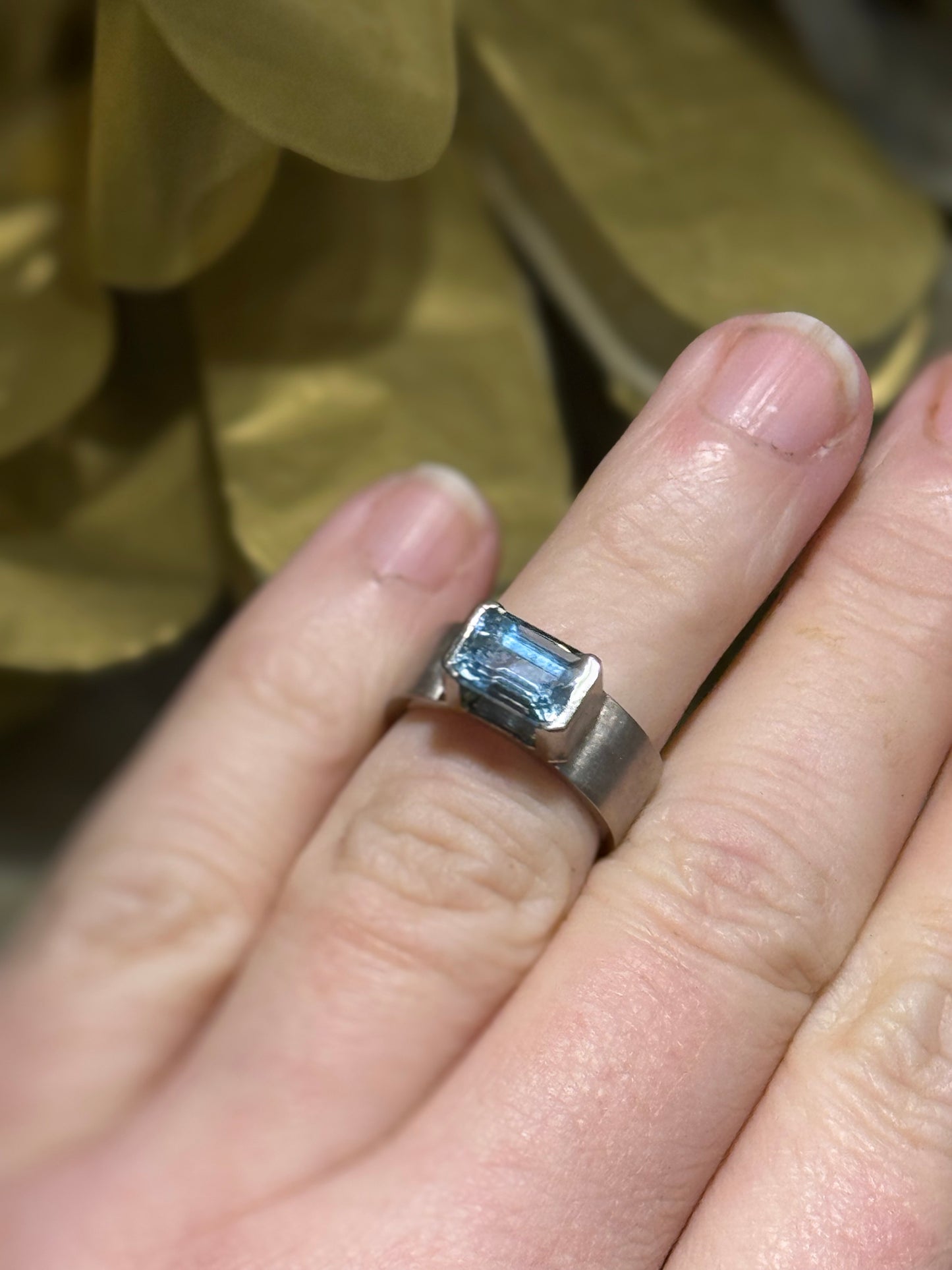 Aquamarine 18ct white gold ring